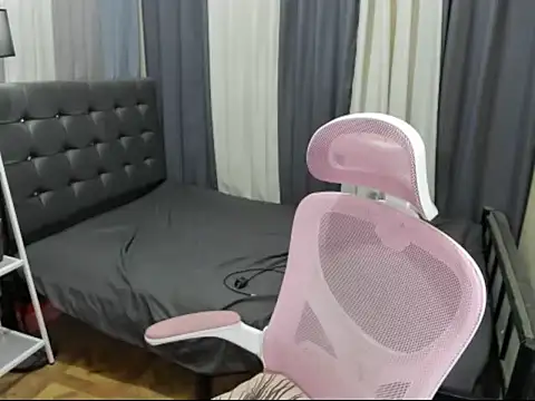 XTsUncutMargauxX 网络视讯表演