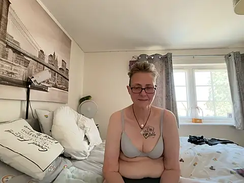 Curvy-Jinxn Live XXX chat