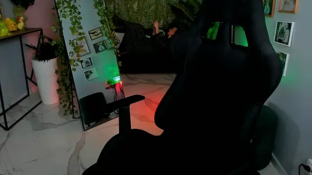 Golden_Dragon live XXX chat