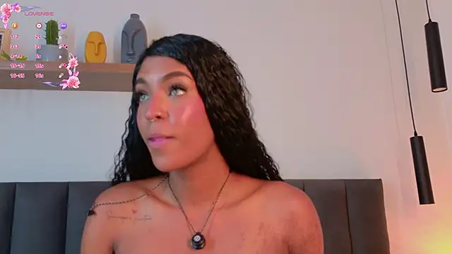 Emely_Deluxe Show Webcam
