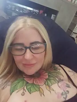 emobarbiedoll Show in webcam