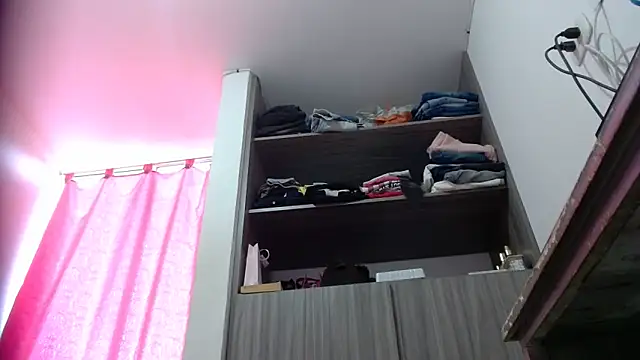 nicolle_milf1978 Adlı Modelin Canlı XXX Sohbeti