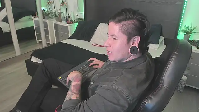 Chat +18 de inkedsinners_ ao vivo