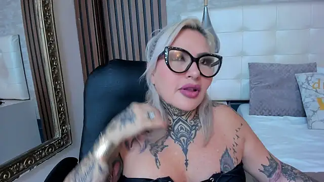 ArianaMora's Live XXX Chat