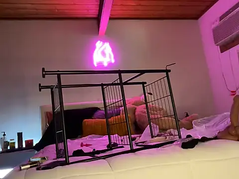 odbodu élő XXX-chatje