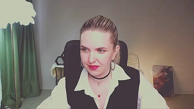AliceSmite Chat XXX in diretta