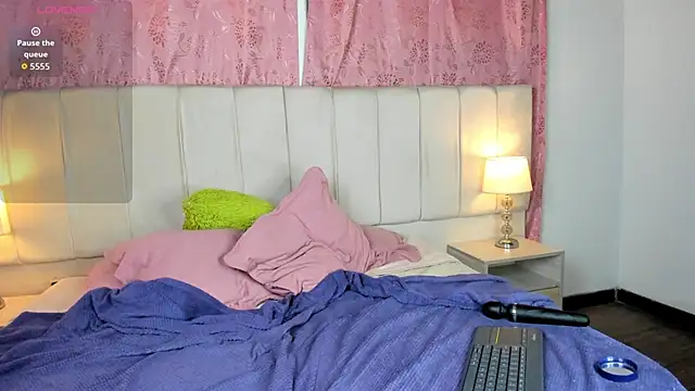 mia__gv élő XXX-chatje