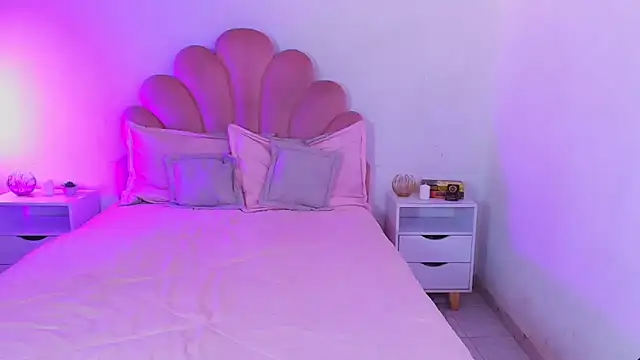 MiaColucci18's Live XXX Chat
