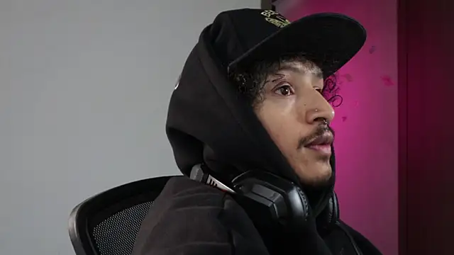 Онлайн чат XXX trieone