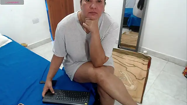 LAURA_Foxhtn Live XXX chat