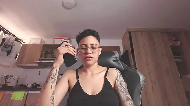 Cutie_Shy_ Adlı Modelin Canlı XXX Sohbeti
