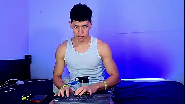 Show modela Luke_Muscle na web-kameri