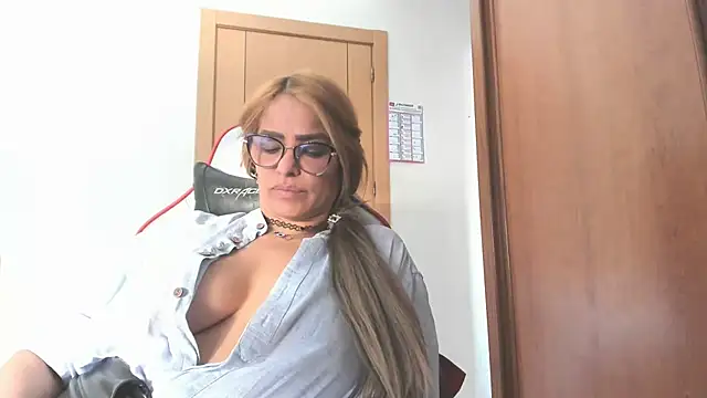 CristalDivine Adlı Modelin Canlı XXX Sohbeti