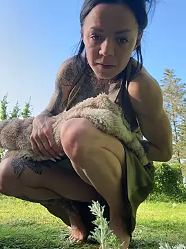 SkinnyLilly live XXX chat