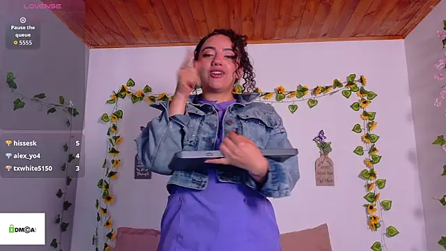 emiily_curly Chat XXX live