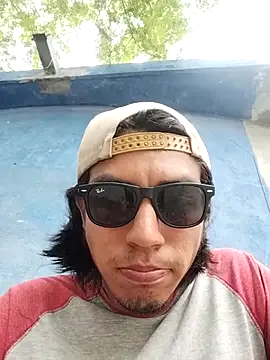 AlexAlejandro13 Show in webcam