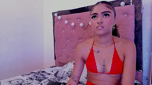 Alaia2's Live XXX Chat