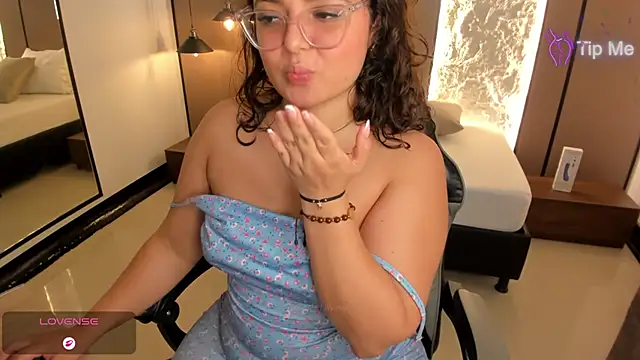 lilly_ass_'s Live XXX Chat