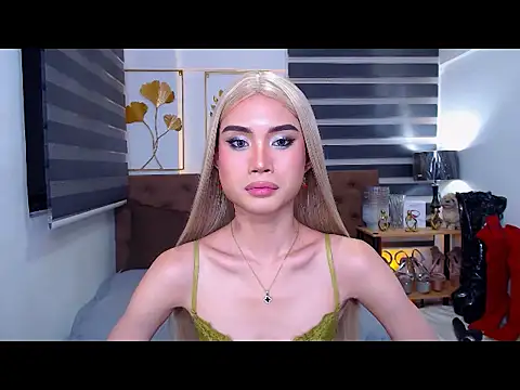 Show modela JuicyCockThea na web-kameri