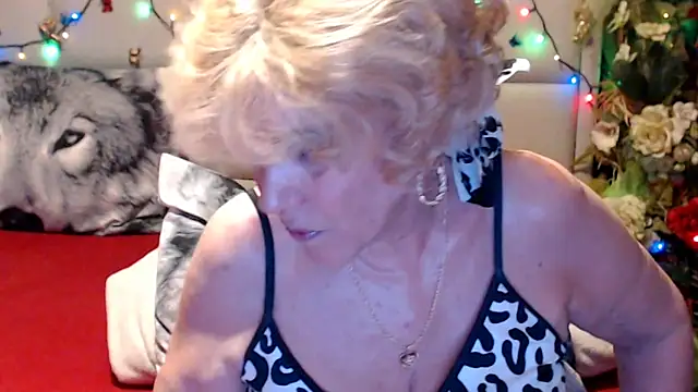 HappyWomanOn Show Webcam