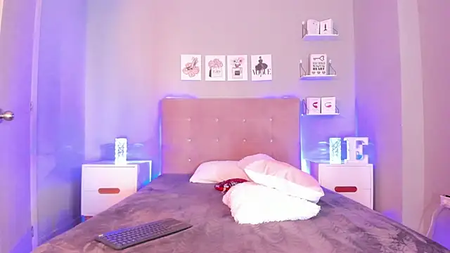 EmilyCoast-1's Live XXX Chat