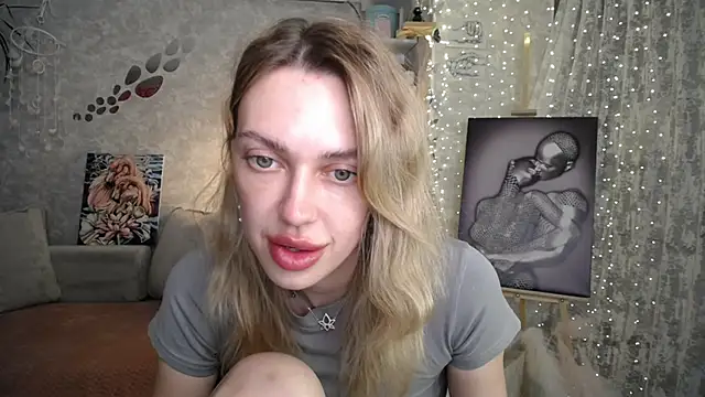 XXX chat uživo modela NickyAdamidi