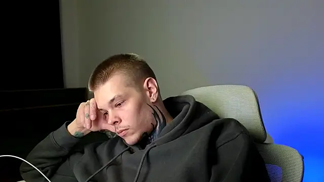 Pokazy przed kamerką – DENIS_HERE