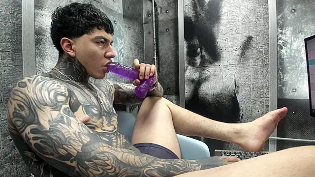 Gury_tattoo's Webcam Show