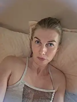 stellahere8 live XXX chat