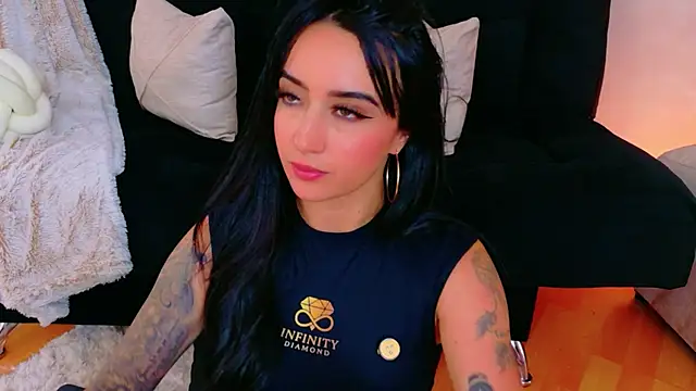 EmmyEvans1 Adlı Modelin Canlı XXX Sohbeti