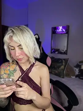 Cinamoonn élő XXX-chatje