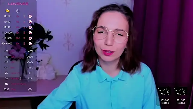 Chat XXX en directo de KindHazelHere_