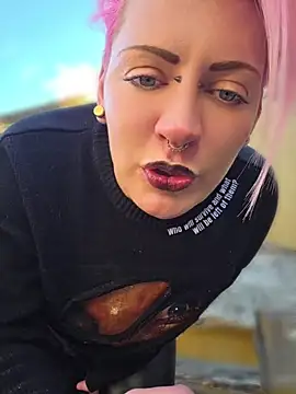 PinkTheHawk Chat XXX in diretta