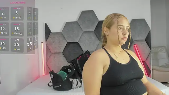 MikaelaStone Chat XXX in diretta