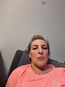 Pokazy przed kamerką – Hot-Milf4U