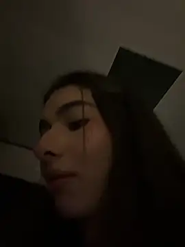 Chat +18 de Coralinee_01 ao vivo