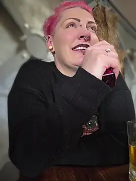 PinkTheHawk élő XXX-chatje