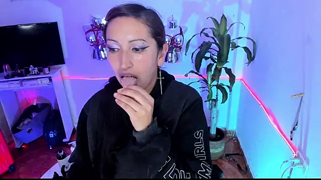LucyStrike_ webkamerás műsora