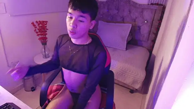 noa_hot69's Webcam Show