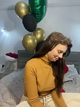 CurlyLara's Live XXX Chat