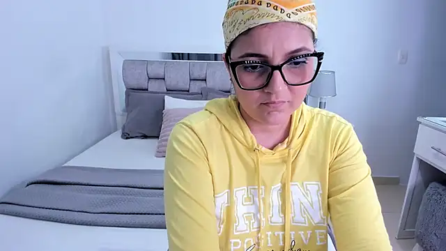 Camilaa_bueno's Live XXX Chat