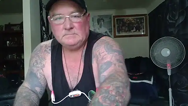 KINKYBLUEYES69's Live XXX Chat