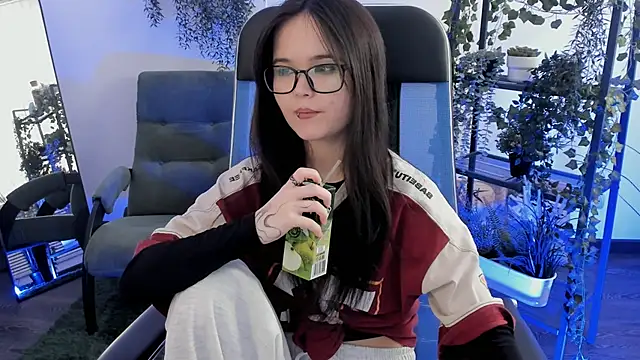 Elainebeness 现场XXX聊天