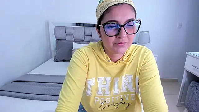 Camilaa_bueno's Live XXX Chat