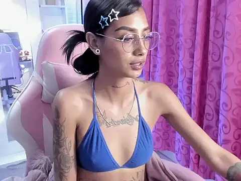 KarlaSlutSkinny__ élő XXX-chatje