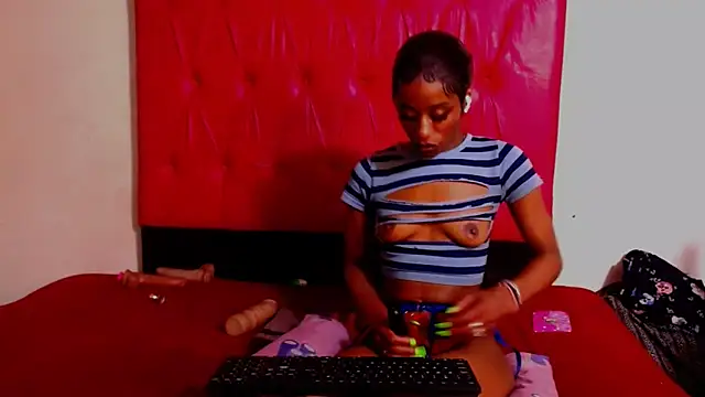 Nikistickyxx25 Adlı Modelin Canlı XXX Sohbeti