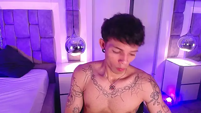 Show modela EnzoHunters na web-kameri