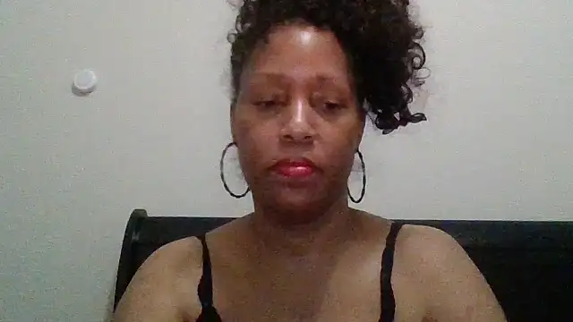 MsDeeLive: διαδικτυακό σόου στην κάμερα