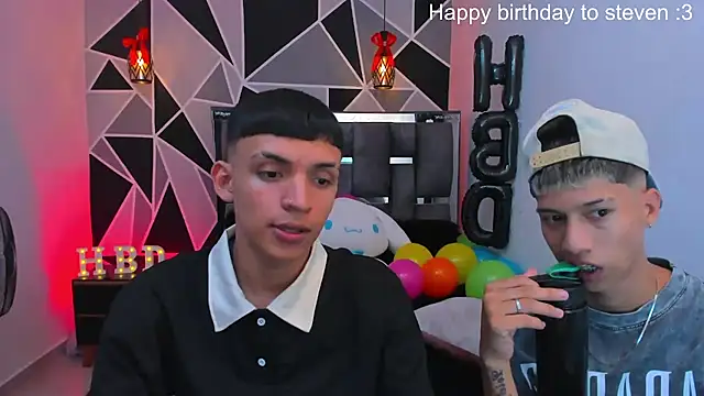 Juan_Nd_Steven's Live XXX Chat
