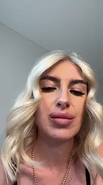 Mia_Roxie Chat XXX in diretta